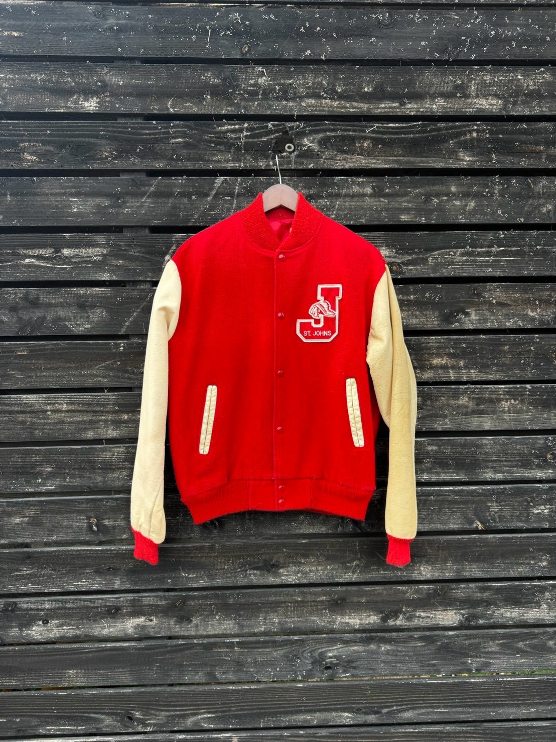 ST. JOHN’S ヴィンテージ スタジャン レッド×レザー袖 カレッジジャケット